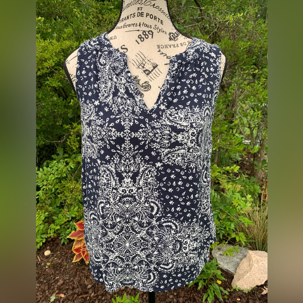 Ladies sleeveless-neck top